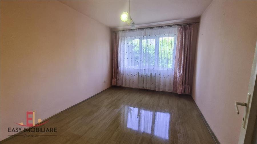 Apartament 2 camere, etaj 1, pe Bld. 1848 , decomandat, cu lift.