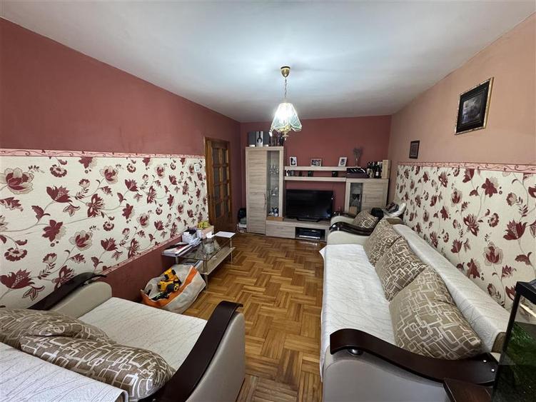 Apartament cu 3 camere, zona Nufarul