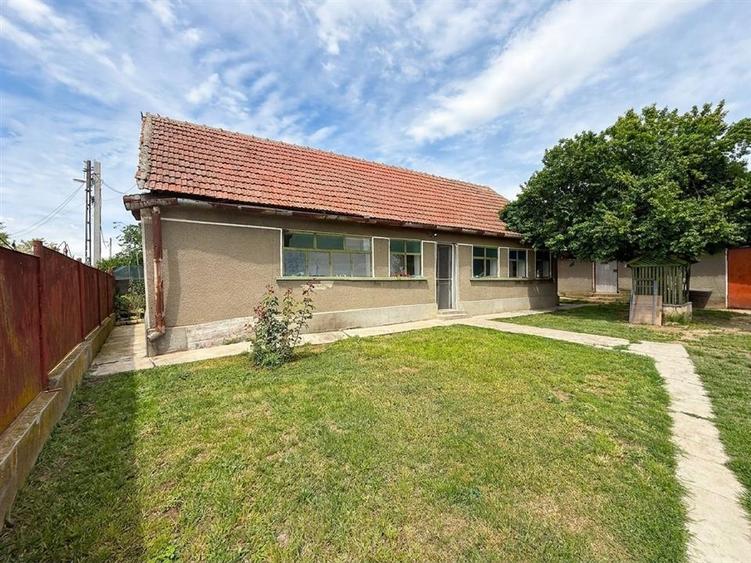RECO Casa de vanzare cu 3014 mp teren si dublu front stradal ,Gepiu