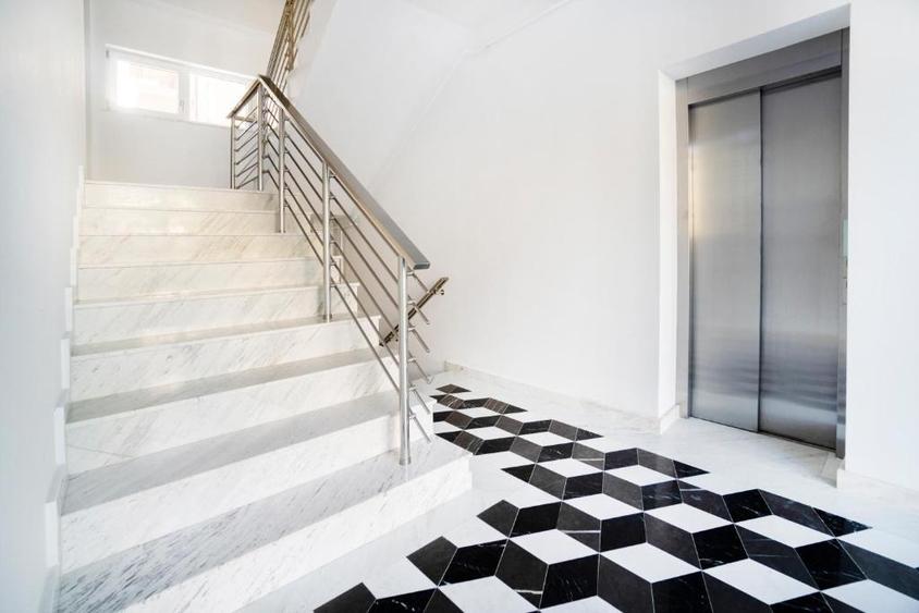 Apartament de inchiriat 2 camere, parcare proprie. Serviciu curatenie optional.