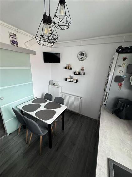 Apartament modern 3 camere balcon pivnita zona Semaforului