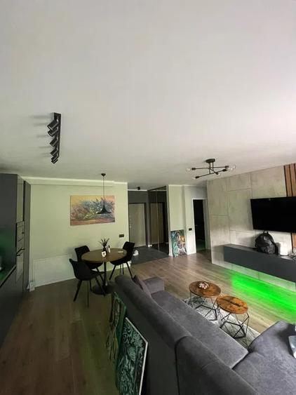 Apartament cu 2 camere, 53 mp, balcon, zona Teilor