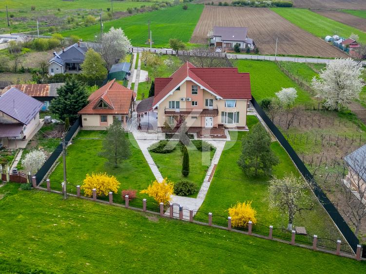Casă/vilă de vânzare cu teren generos 3659 mp și 3 construcții, Sărată, Bacău