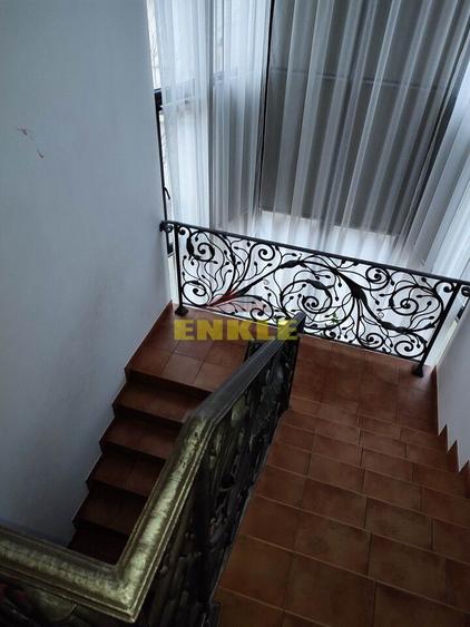 Vila 5 camere , zona Petru Rares -demisol+parter+etaj , pret negociabil !