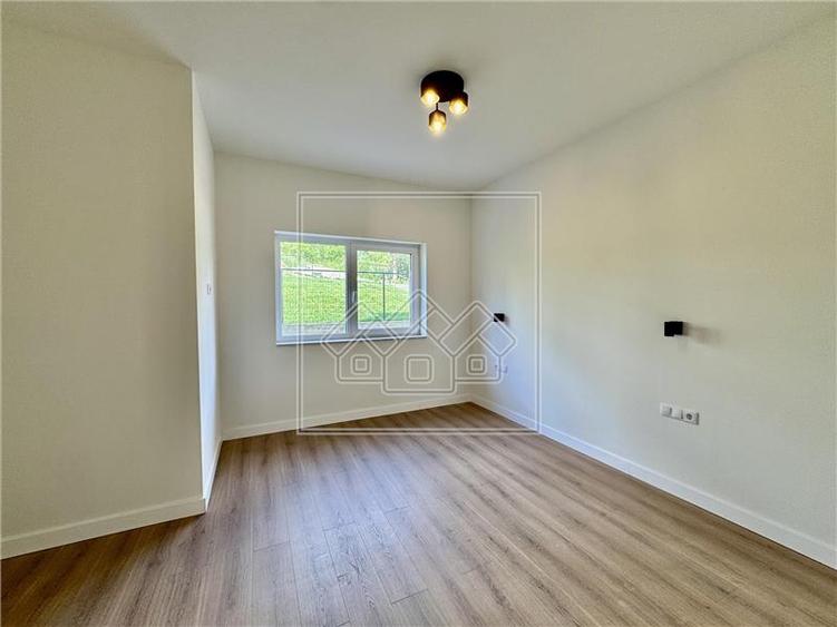 Ap. 3 camere, decomandat, jaluzele electrice - 2 bai - la cheie