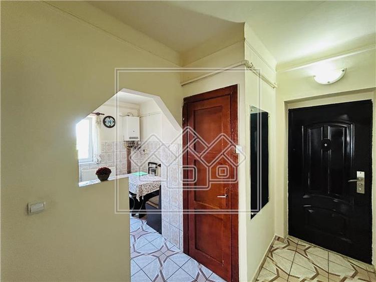 Ap decomandat, cu 2 camere si balcon, etaj 1 - Sura Mica