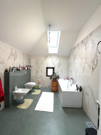 Casa individuala 177 mp, 5 camere, teren 366 mp, zona Parc Colina