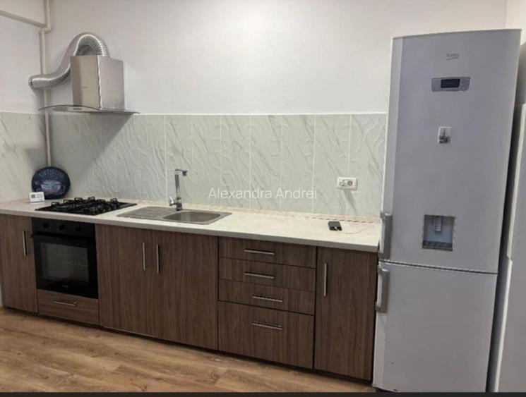 Închiriez apartament  - 5