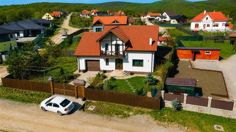 Casa primitoare si apreciabila, areal cu liniste, gradina frumoasa, Sancraiu,Sza