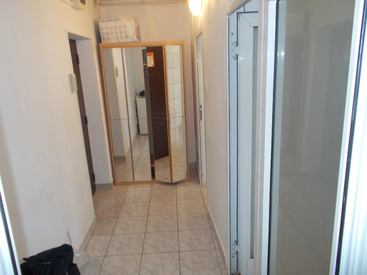 Ofer garsoniera mare,40 m2 decomandata, zona buna (proprietar) 360 euro.