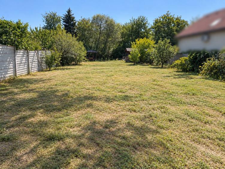 Teren intravilan de vanzare Oradea, zona Izvorului,strada asfaltata si utilitati
