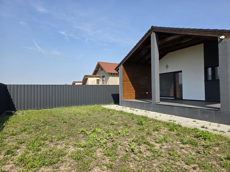 Casa individuala pe parter, 4 camere, teren 500mp