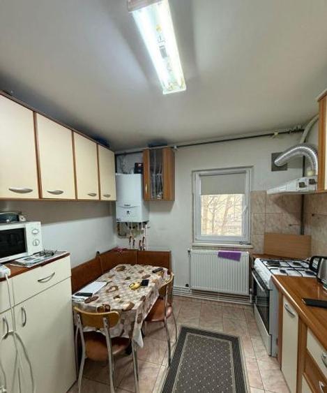 Apartament 4 camere decomandate zona Poarta 6