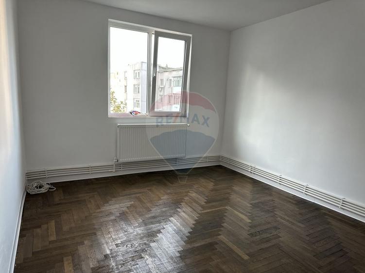 Apartament cu 4 camere de vânzare Roman central
