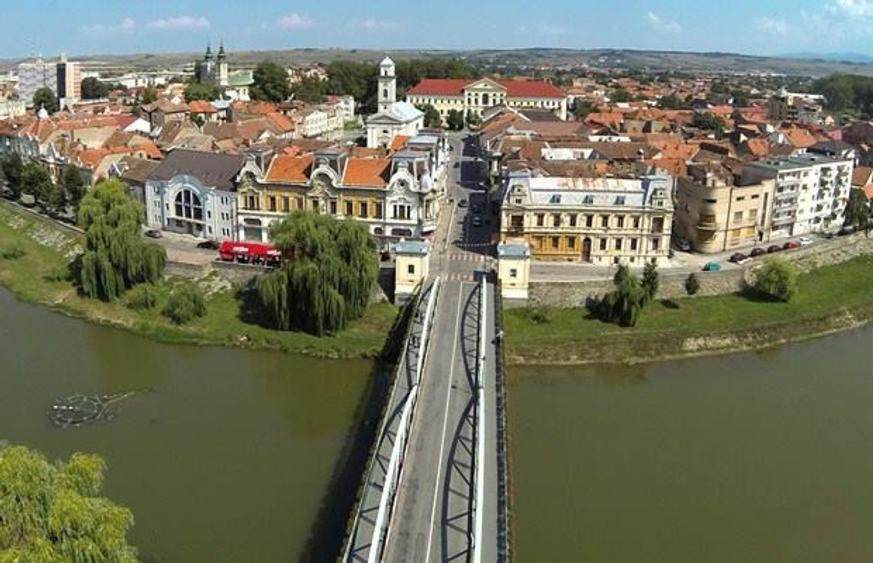 🏡 Apartament deosebit ultracentral – Lugoj | 🌊 Vedere spre râul Timiș | 💼 Ide