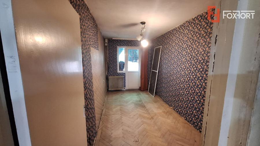 Apartament cu 3 camere + boxa, zona Sagului