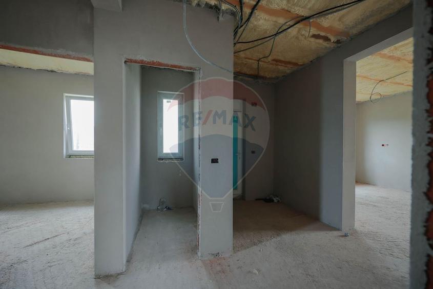 De vânzare casă semifinisată cu 3 camere, 455 mp teren, în Cihei