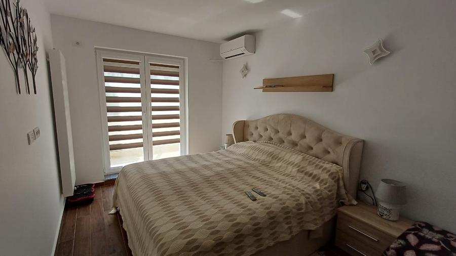 Vând apartament 2 camere 1/2, dotat și mobilat lux, boxă, 2 locuri de parcare