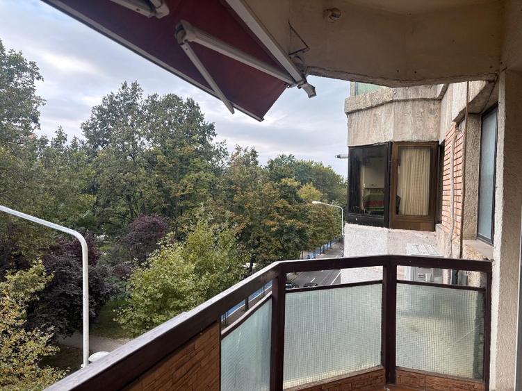 Vând apartament 4 camere zona centrală, langa parc