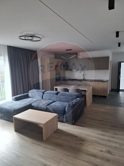 Apartament cu 3 camere de închiriat