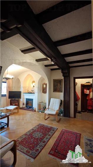 Apartament de 3 camere ultracentral, 2 intrari, lift cu acces privat, pod pentru