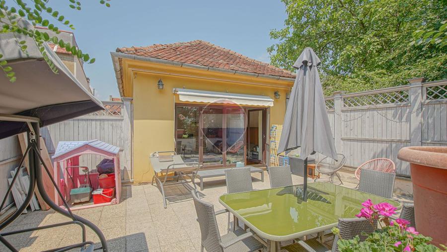 3 camere în Centrul Istoric: 90 mp, curte privată și vedere spre Tampa