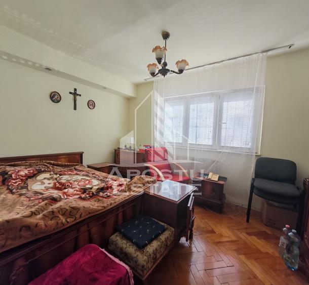 Apartament de vanzare cu 3 camere si 2 bai, decomandat, zona Sagului