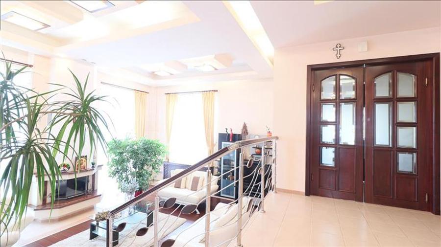 Vila exclusivista de vanzare in Iasi, design impunator, localizare excelenta.