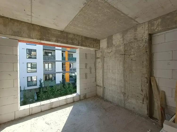 2 camere cu bucătărie închisă și balcon generos
