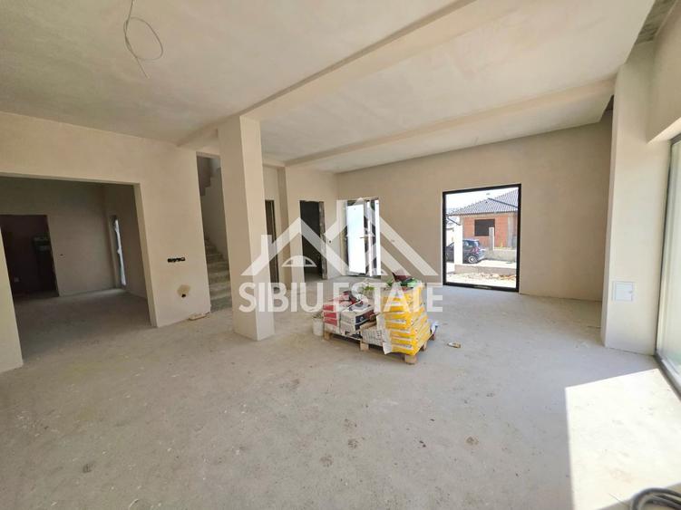 Casa finalizata Calea Cisnadiei curte proprie generoasa, Comison 0%