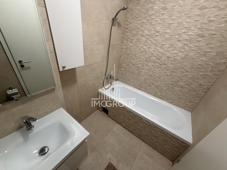 Apartament 3 camere,80 mp, 2 bai, balcon, parcare RIviera, langa Iulius Mall.
