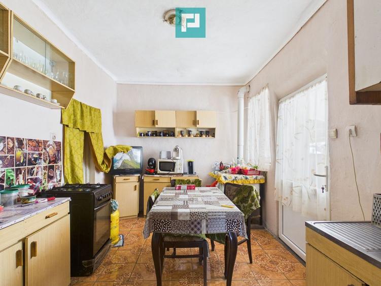 Casă cu 3 camere și 1047 mp în Peregu Mic