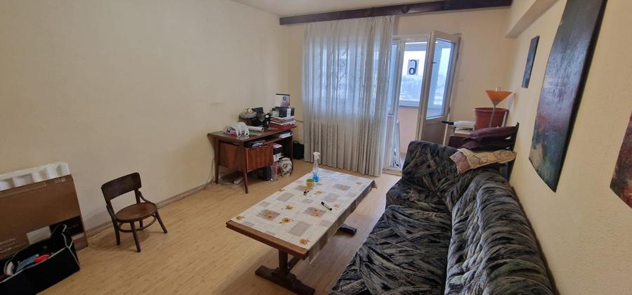 Se vinde pe Republicii apartament decomandat 3 camere ,pret 89000 euro neg.
