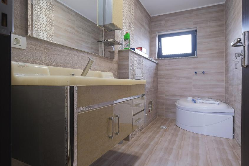 Vila spectaculoasa cu Piscina Incalzita | Malul Lacului Corbeanca | Teren 1000mp
