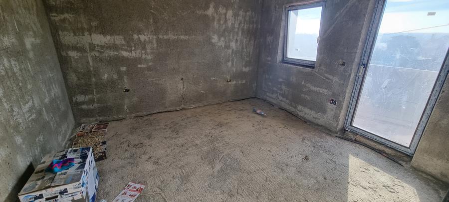 Casa noua cu etaj la intrare in Curtesti