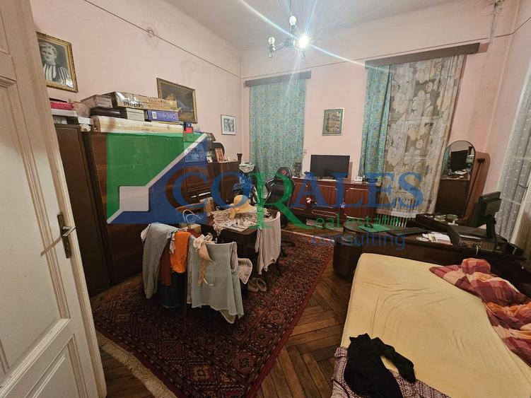 Piata Unirii. Cladire istorica. Fatada renovata!