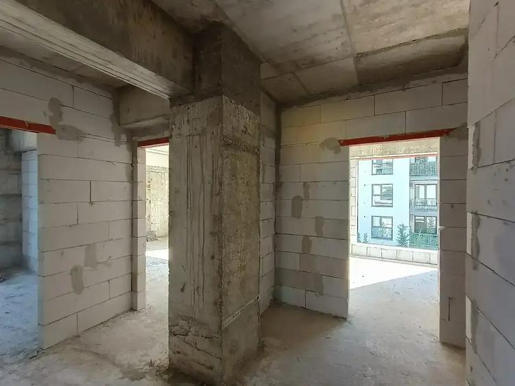 2 camere cu bucătărie închisă și balcon generos