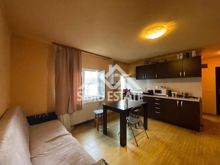 Apartament luminos cu 2 camere, la mansardă, în zonă căutată