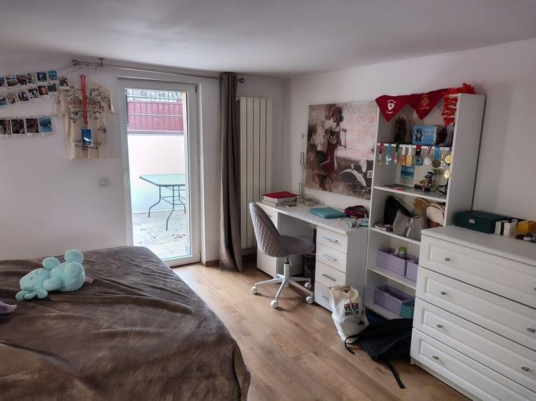 Casă compusa din 3 apartamente, P+E,  zona central