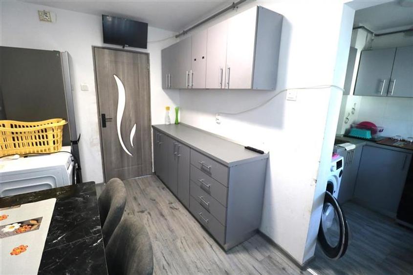 Apartament 3 camere, 2 dormitoare , centrala proprie, decomandat, zona Dacia