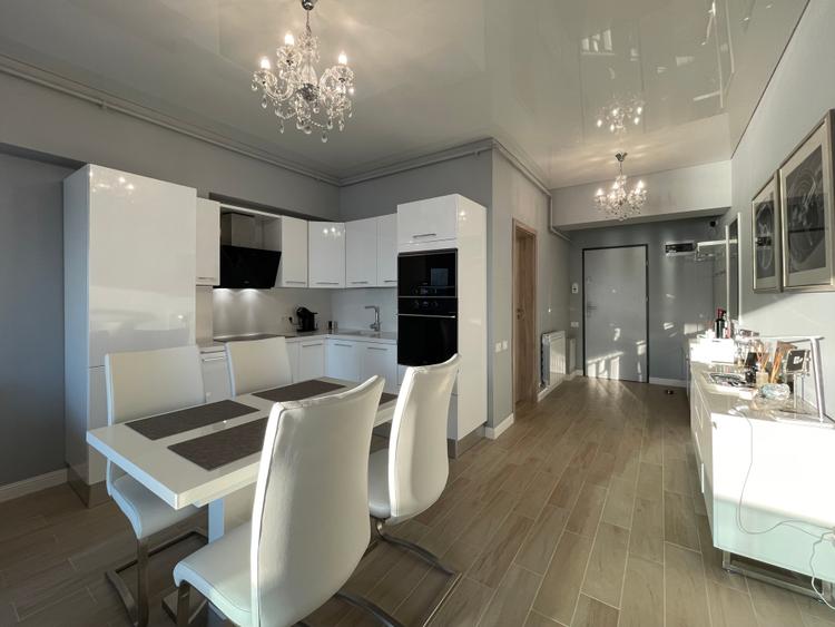 Statiunea Mamaia--Centru, apartament deosebit cu vedere frontala spre lac