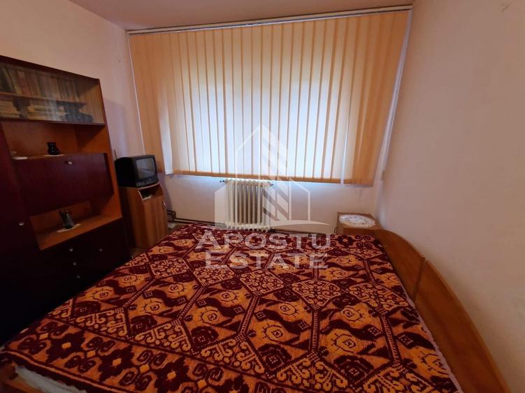 Apartament cu 3 camere,semidecomandat,etaj intermediar,zona Soarelui