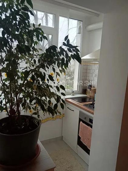 Poarta 6, 3 camere decomandate etajul 1. - 22