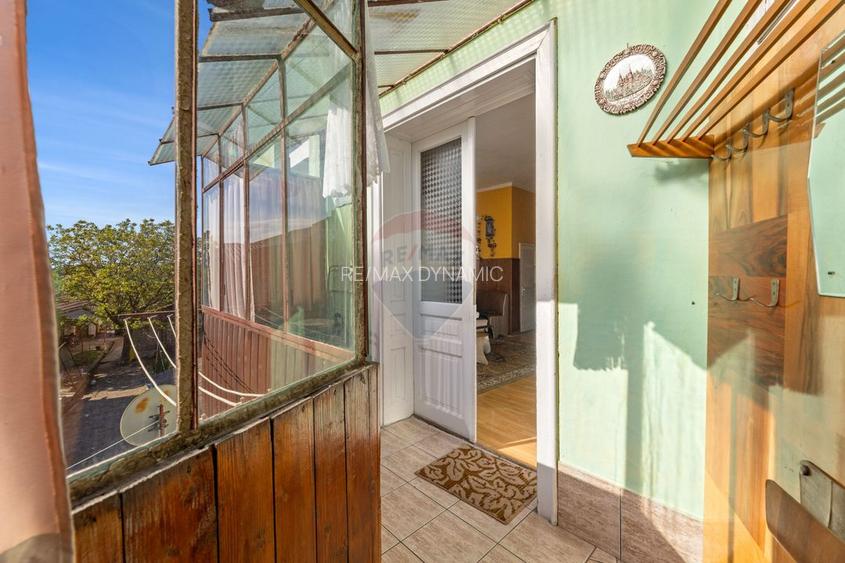 Apartament 2 camere, loc de parcare, teren propriu,strada Constituției - 14