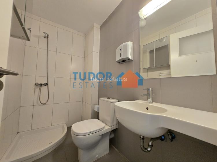 Elegant Multi-Level Home with 4 Bedrooms and Expansive Terraces in Green Lake - 21