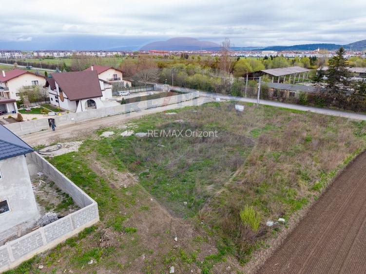 Oportunitate- Teren intravilan Sânpetru -529mp lângă asfalt, utilități - 7