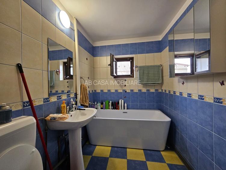 Apartament 3 camere, decomandat, etajul 4 din 4, cu pod, Girocului, comision 0% - 7