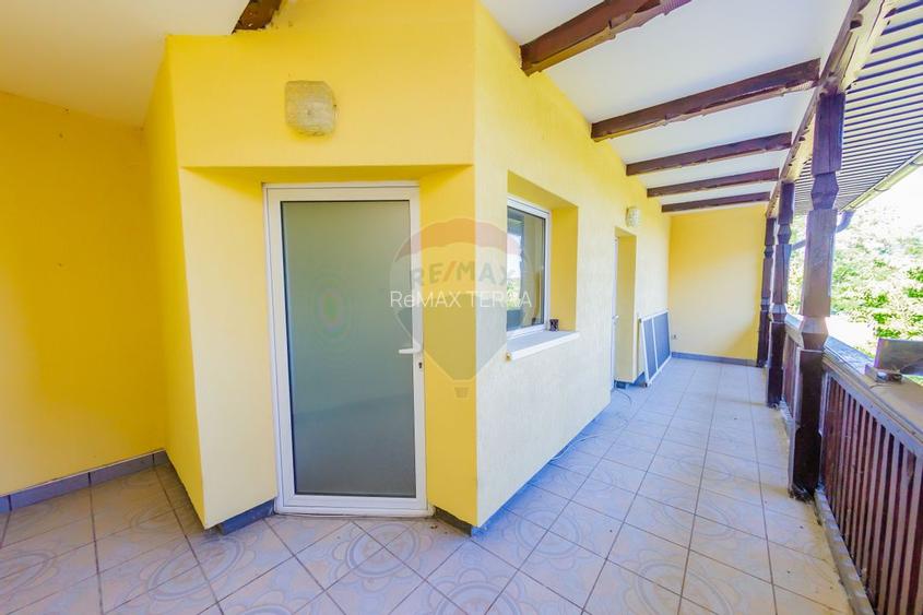 Casă cu 7 camere, 10 ari de vânzare la drumul principal cu 2 intrari - 23