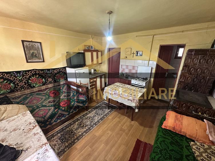 Casa de vanzare 4 camere, 2240mp teren, Zona Raciu