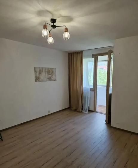 Garsoniera Metrou Titan, suprf. 30 mp, bloc reabilitat